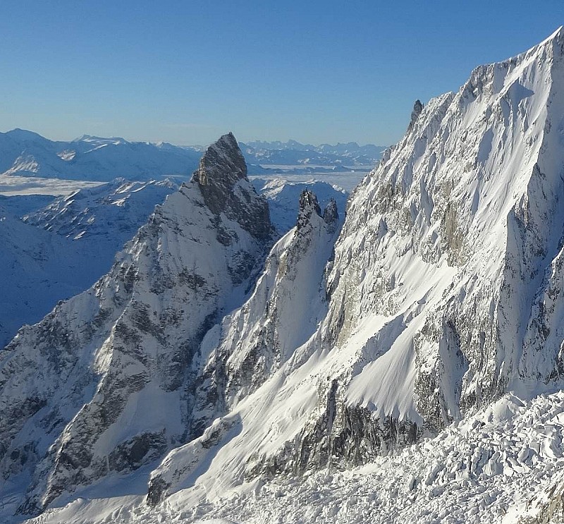 Le couloir s'insère entre la Noire de Peuterey et les Dames Anglaises