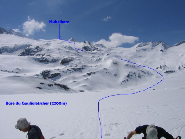 Descente du Hubelhorn vers la base du Gauligletscher. Il reste à rejoindre la Gaulihütte.