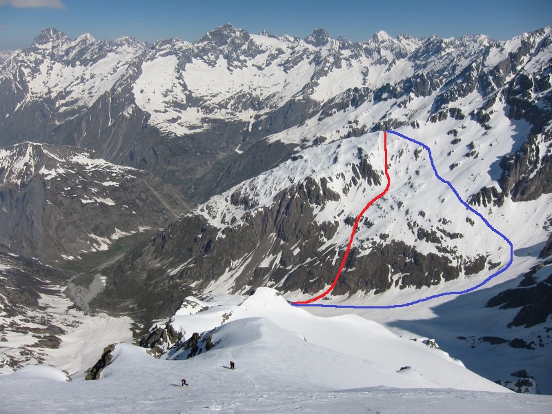 Montée aux Rognons vue depuis la pointe de Chabournéou. En rouge: option 1 directe; en bleu option 2 contournement.
 Photo Basu