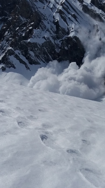 avalanche du11 mars 2017  12h10   Massif de l'étale depuis le Col des Aravis au col du Cornet  Combe au pied la face SE  des pointes de la blonnière 
avalanche du 11 mars 2017 12h10  qui a traversé toute la combe d'accès aux jardin suspendu  du jama