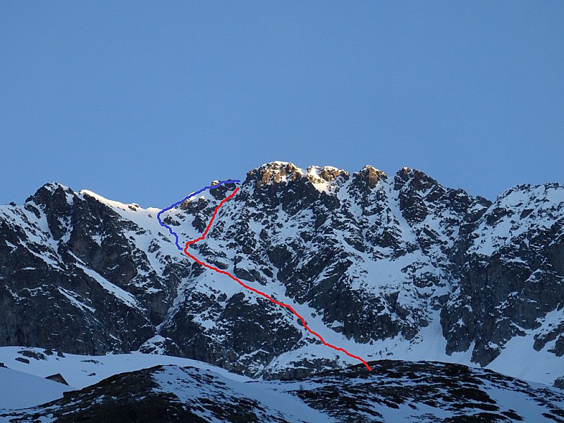 En rouge, l'itinéraire décrit par L.Grenet en 2010. En bleu, la facette Sud-Est à peine moins raide mais plus skiante (photo printemps 2019)