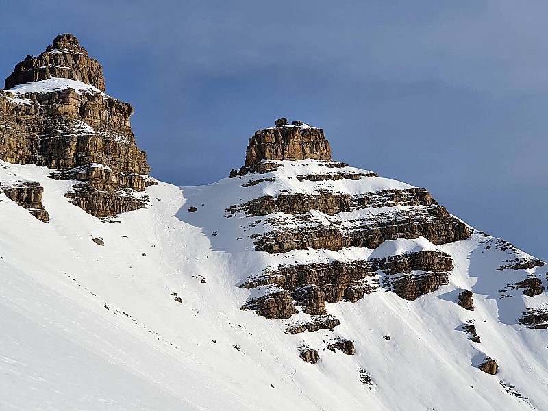 La brèche Dieudé Defly (2720m), face sud, entre la cime homonyme à droite, et le Bec du Chateau à gauche. 