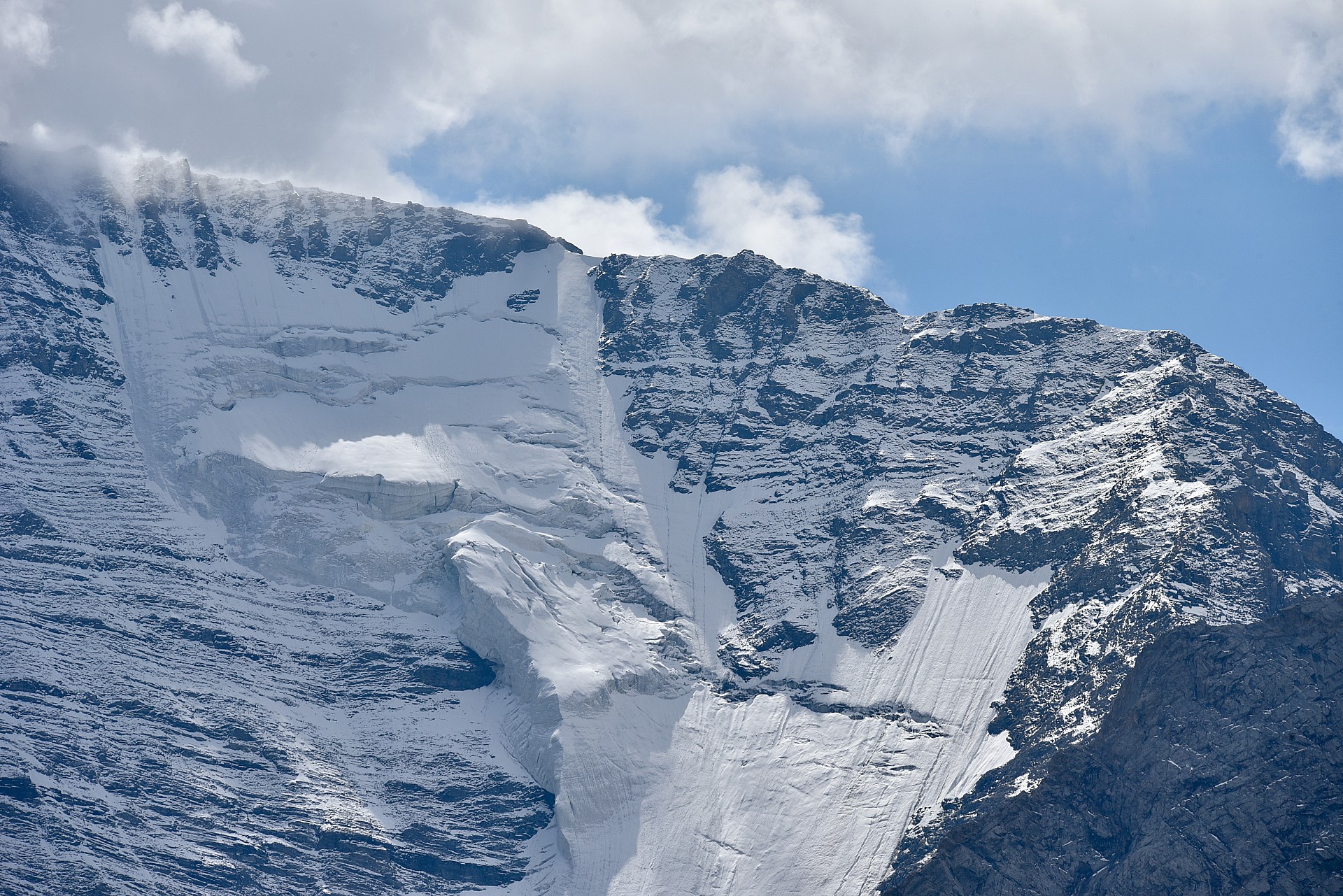 à droite le haut de la petite face nord en septembre 2022, on voit la barre rocheuse qui commence à poser problème à skis au printemps... (crédit photo Bernard Vion)