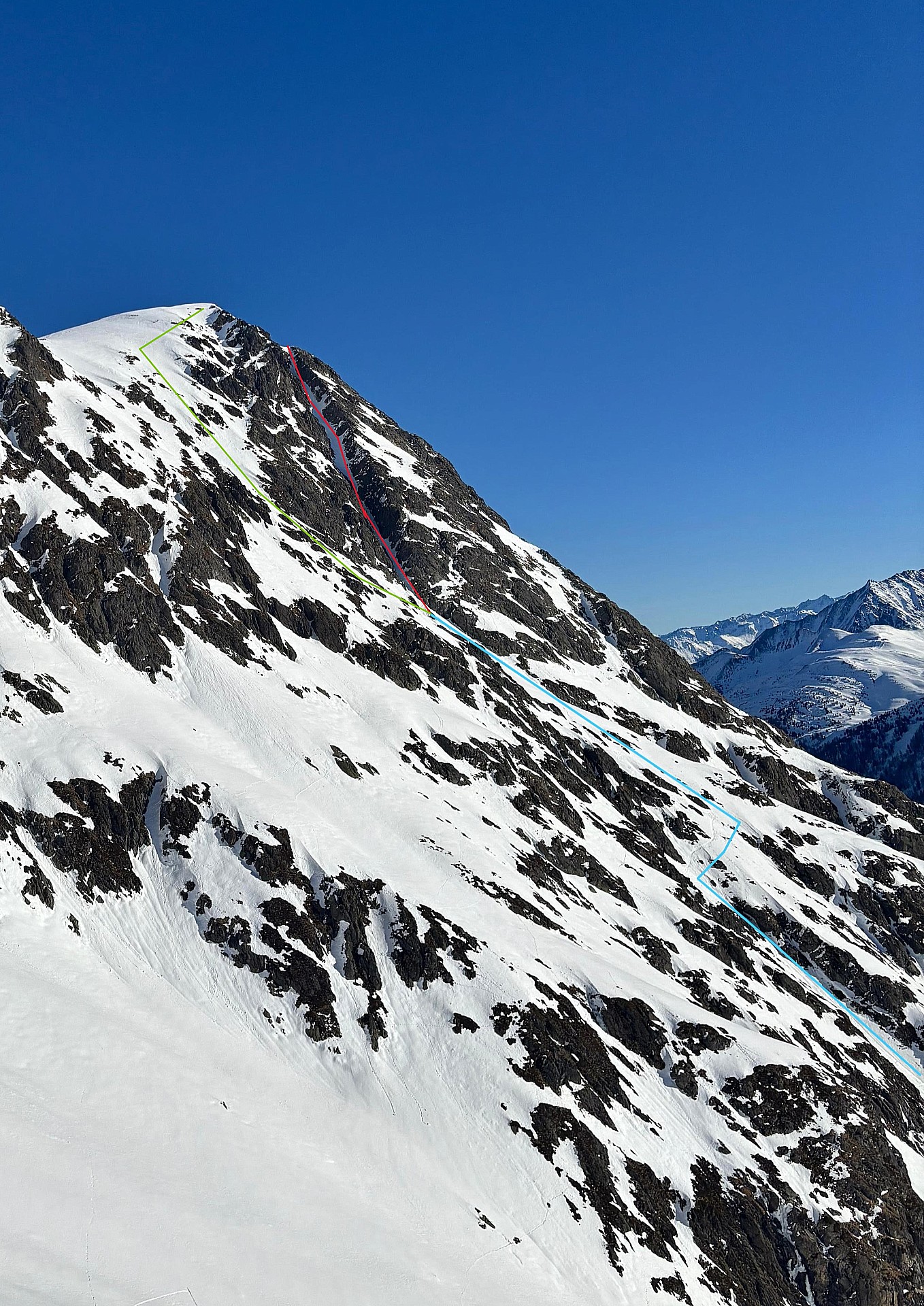 Vue générale (Rouge : Couloir SW - Vert : Face S - Bleu : Sortie commune)