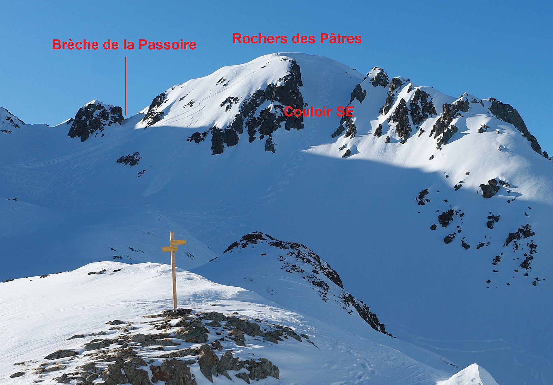 Vue sur les Rochers des Pâtres depuis le Col du Villonet