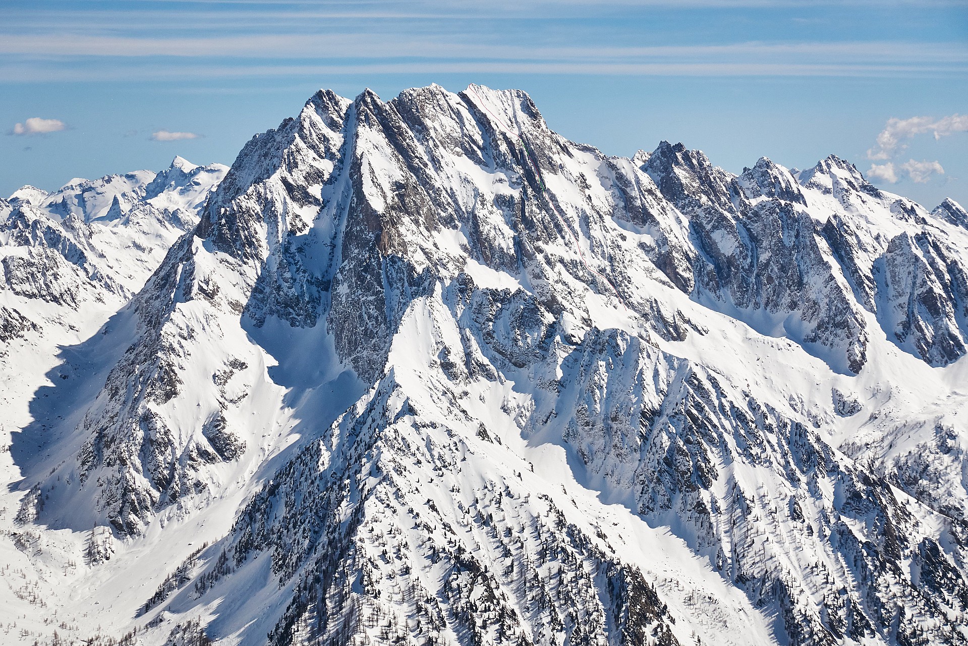 Ski en rouge, rappels en vert, merci SebL pour la photo !