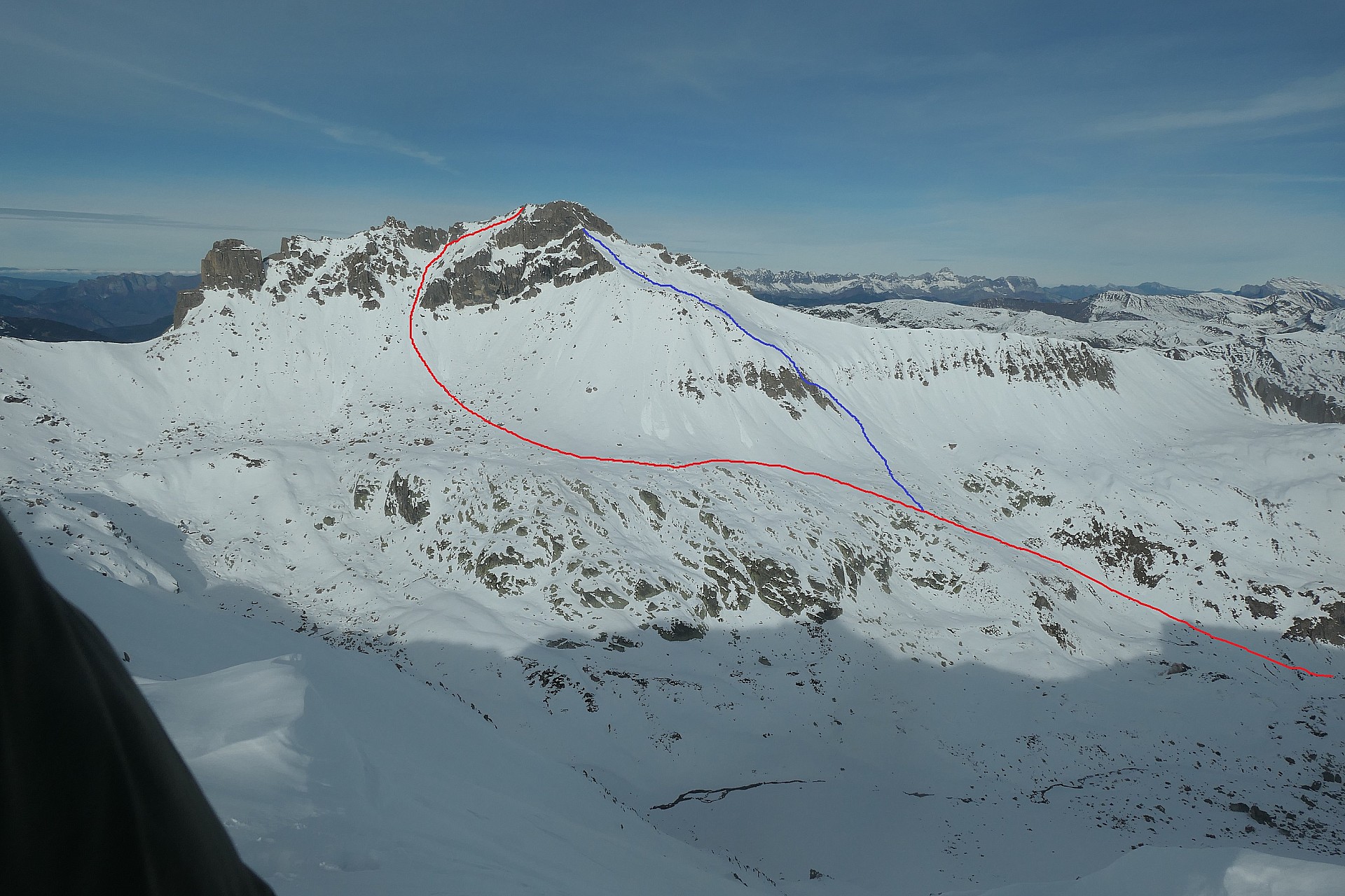 L'Echarpe SSW (rouge) et la face sud (bleu) vus depuis la face NW de la combe Neuve