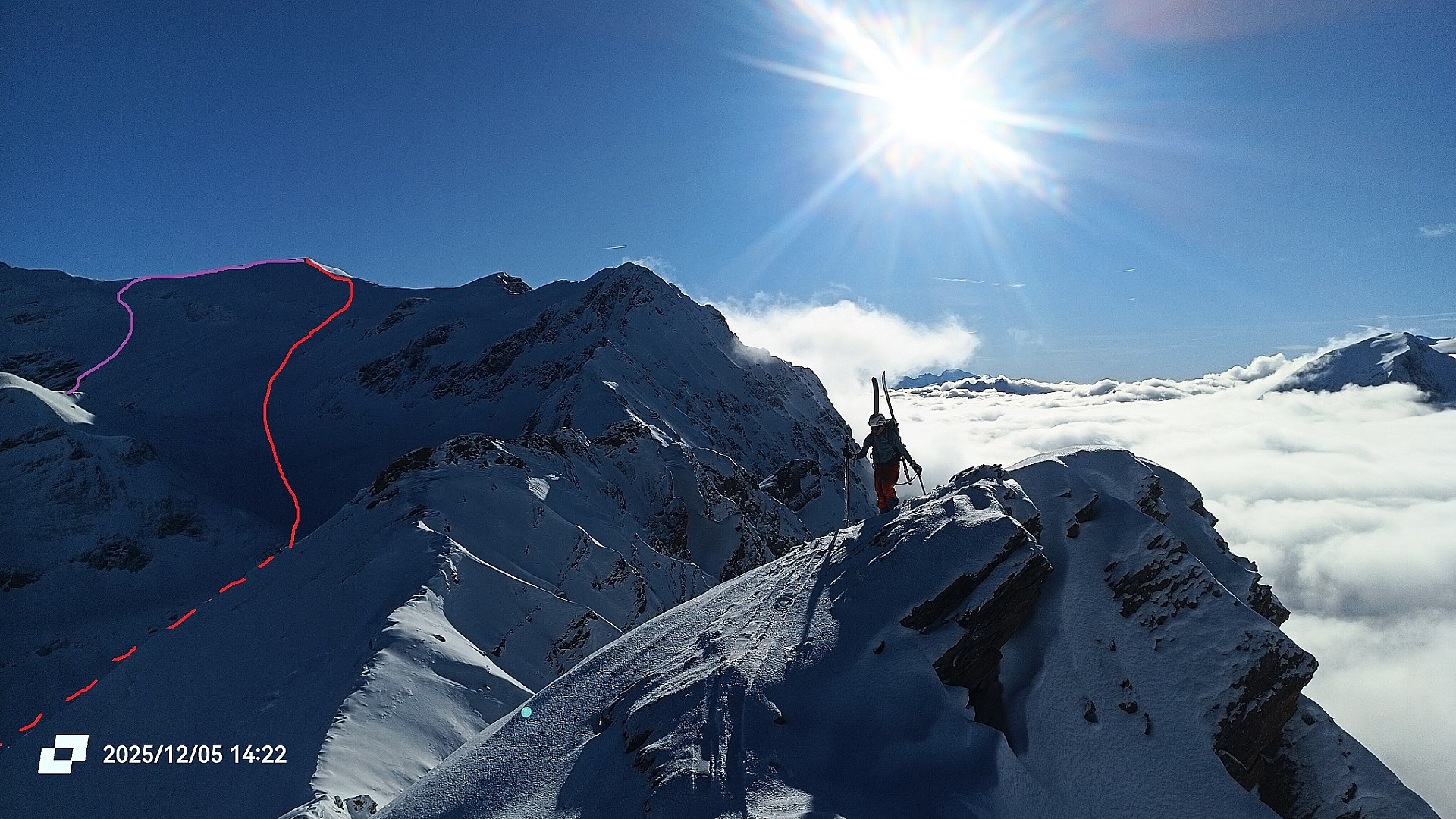 Itinéraire pour la Traversée NW -> NE : En rouge la montée telle que décrite par le topo. En violet la descente (cotation : 3.3)