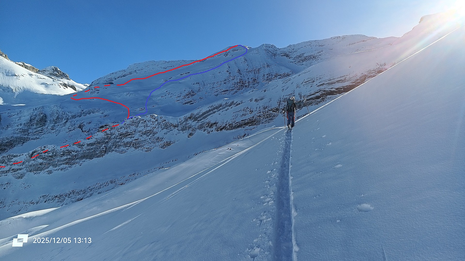 Traversée du Galtehorn. En rouge, l'itinéraire de montée, en bleu celui de descente. Itinéraire vu depuis les pentes du Schafhore; 