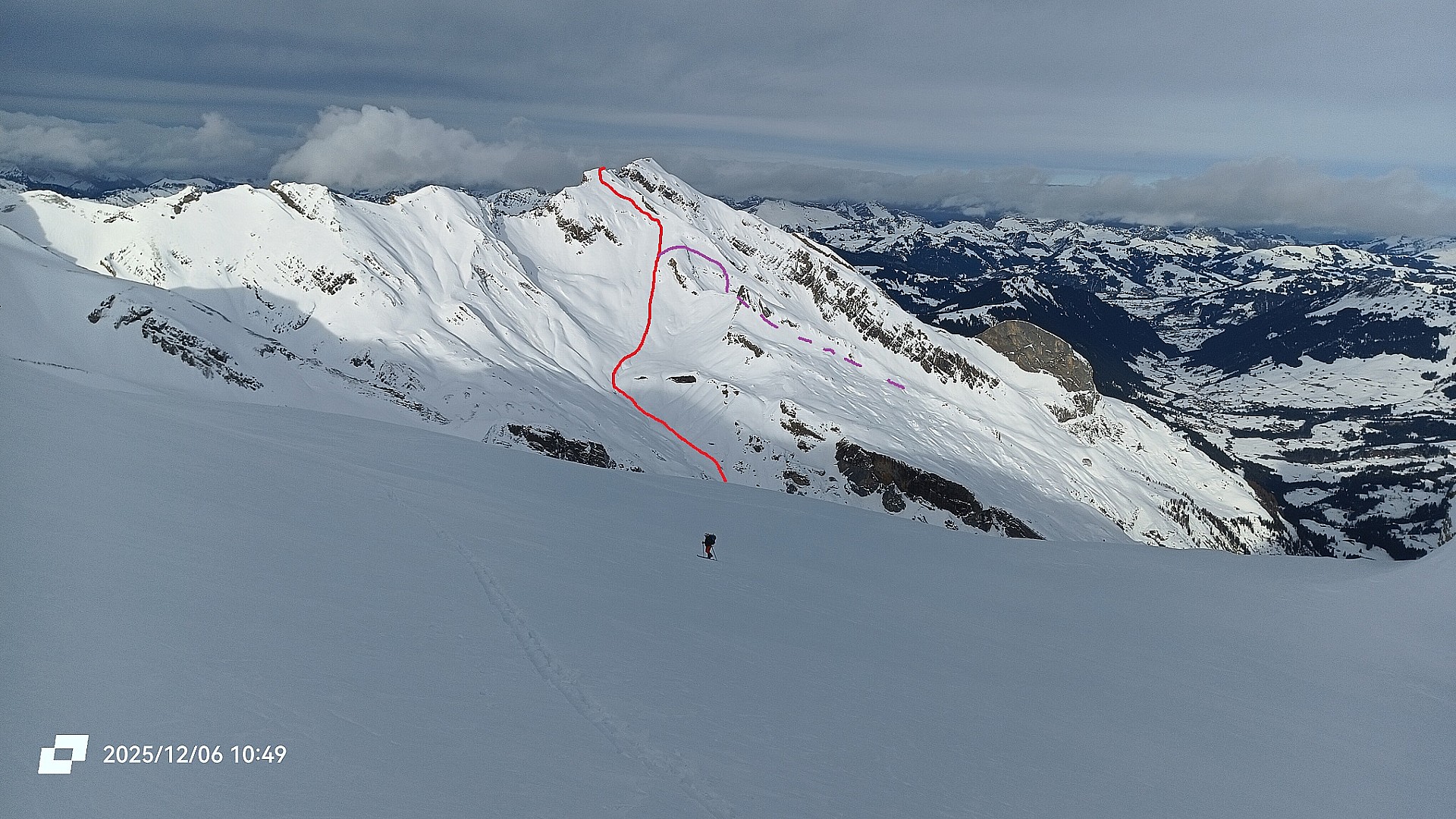 Itinéraire de montée vue depuis les pentes du Galtehorn; En rouge, l'itinéraire classique jusqu'au sommet. En violet, la variante 3.3 depuis le col vers 2580m; 