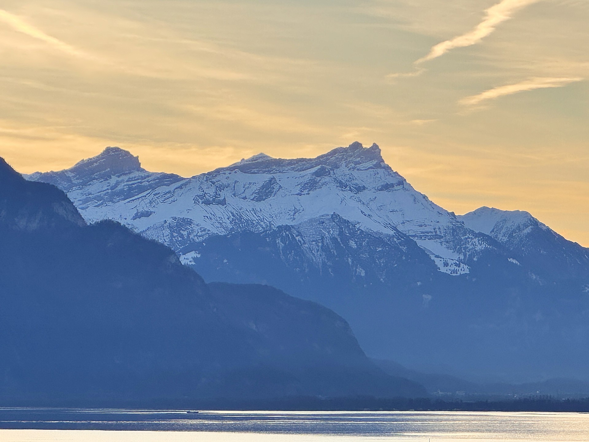 Dent Favre (2917 m) et Dent de Morcles (2969 m) vues de Corseaux au-dessus de Vevey. L'arête de la Tourche est au premier plan.&nbsp;&nbsp;