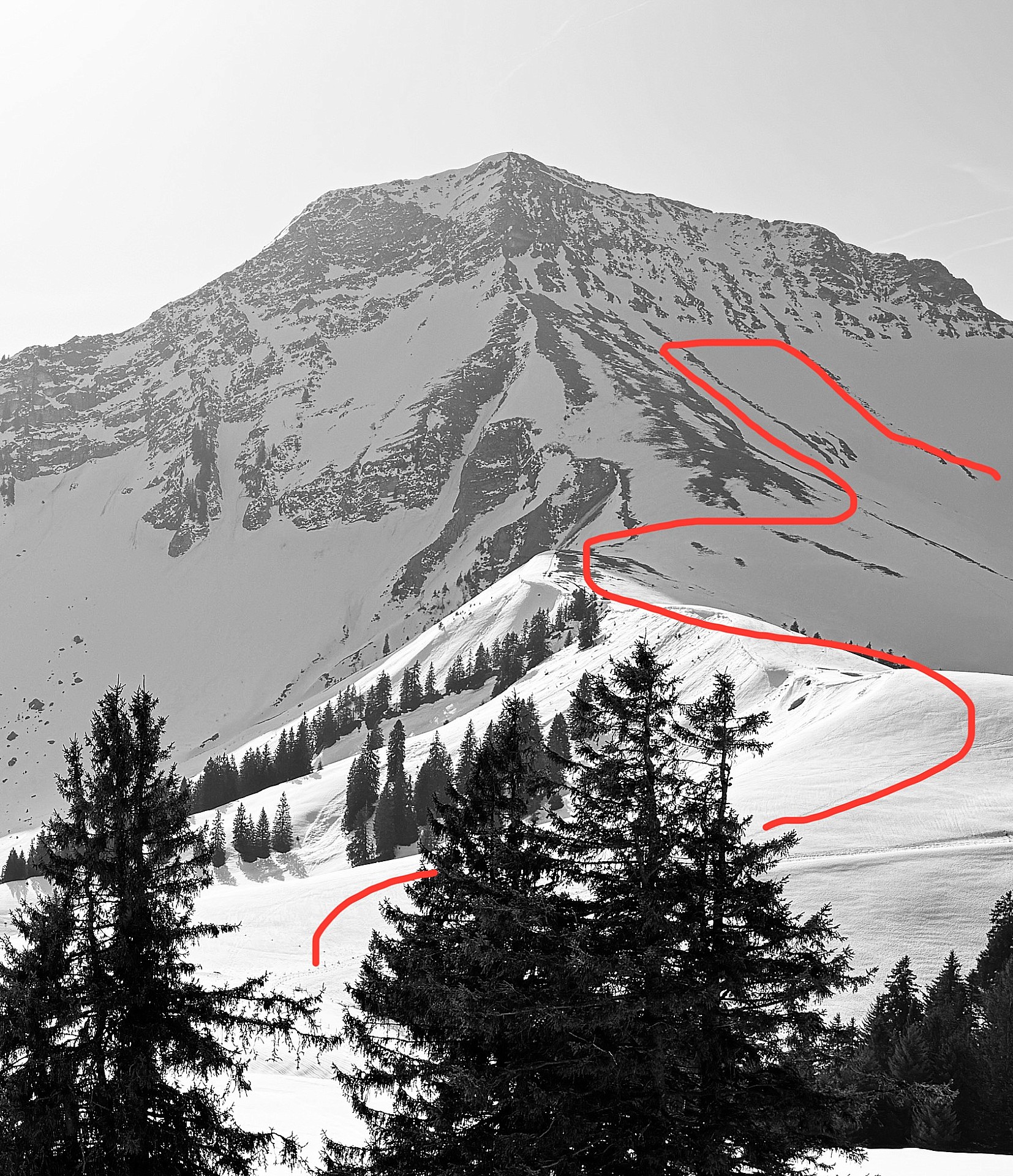 L'accès par l'arête Nord, puis la remontée de la face W jusque vers 1700-1800m selon le niveau et les conditions.