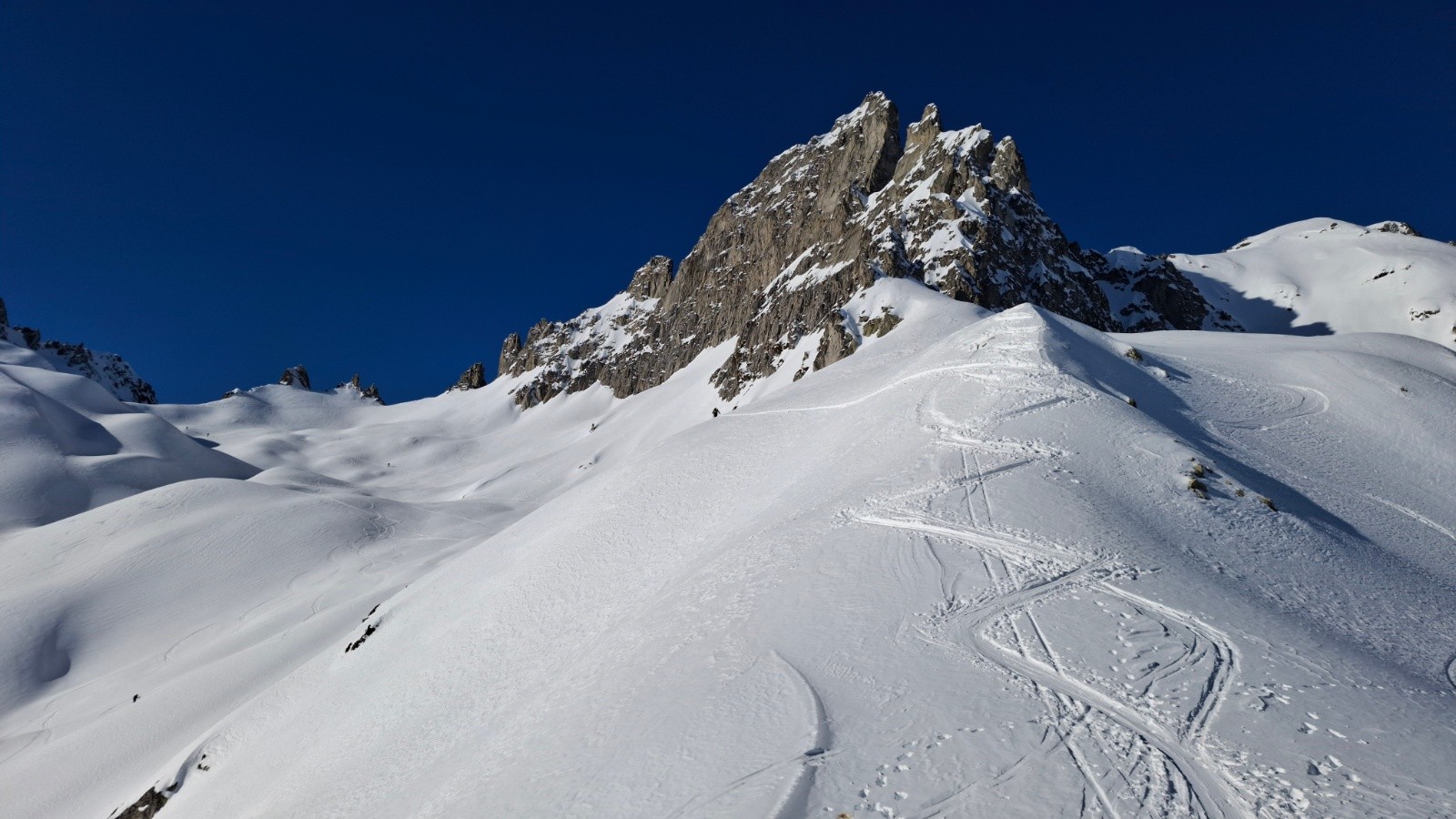 Col des aiguillons (pleine gauche) vu depuis le col de la Valette