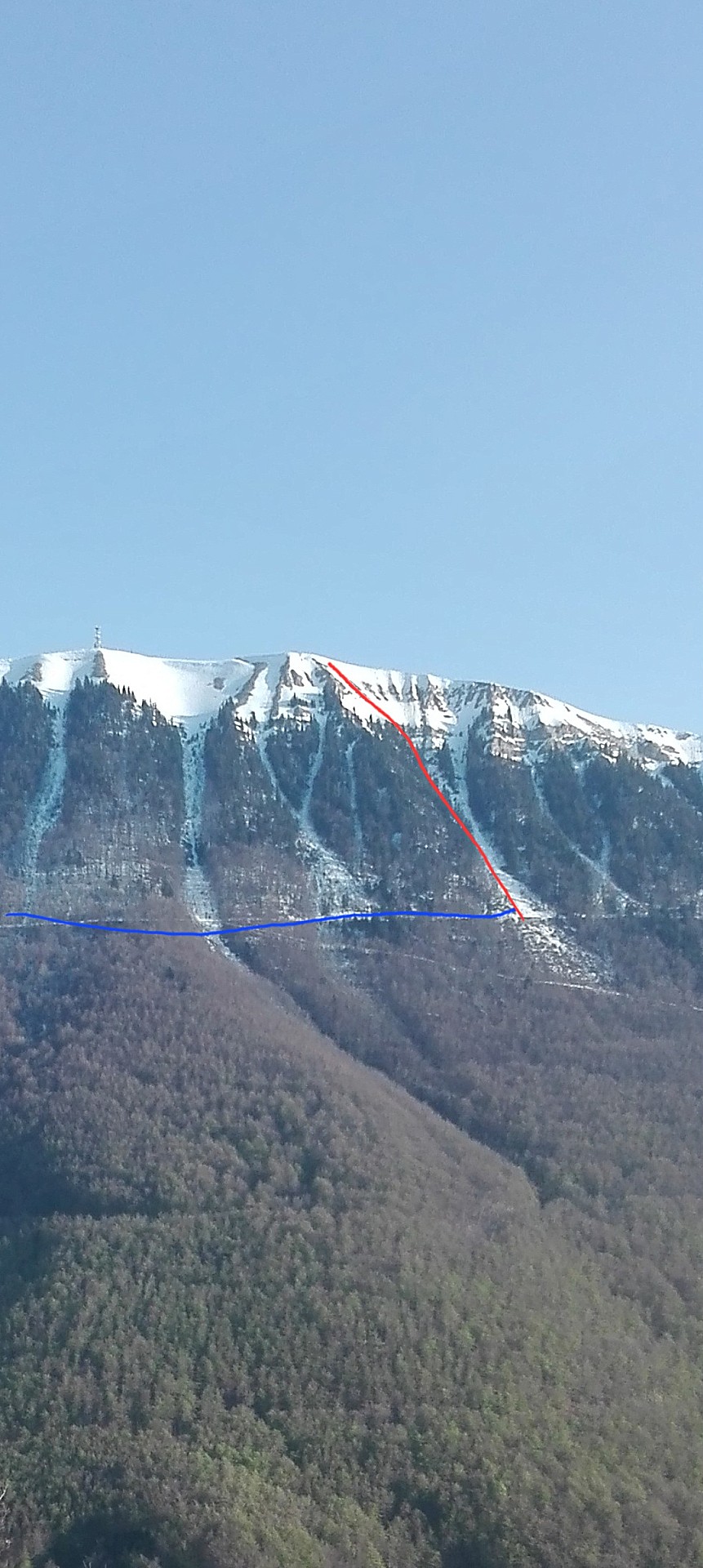 Le couloir en avril 2018.En bleu l'accès par la piste. En rouge l'itinéraire principale
