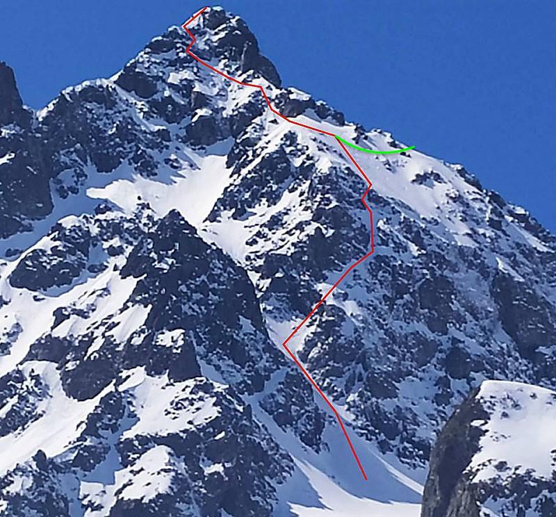 En vert la traversée pour accéder au socle&nbsp;En rouge l'arrête nord-est intégrale