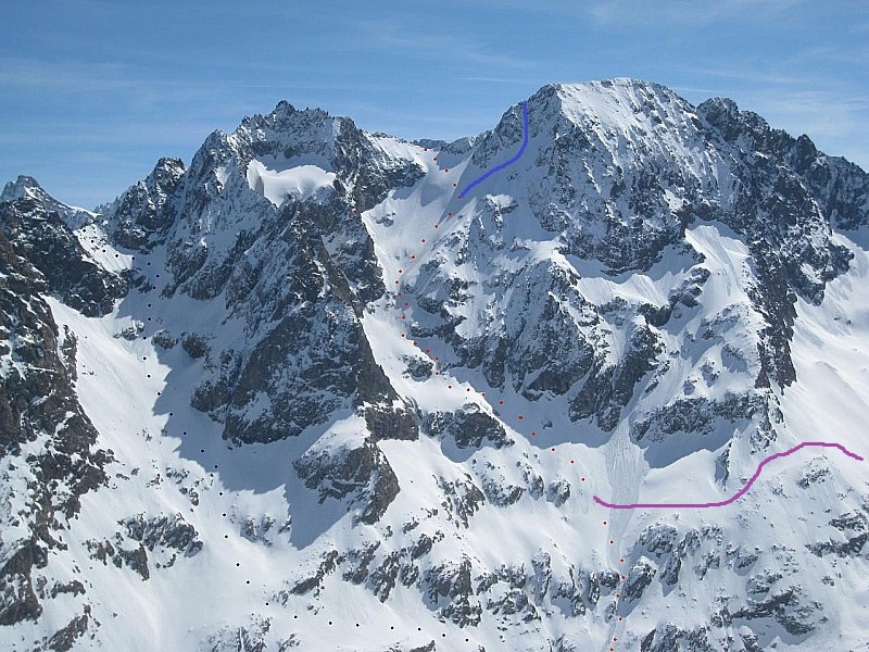 En bleu, le couloir NW de l'Antécime à 3500m. En violet, le parcours suivi le 09/05/2026 pour atteindre la face.