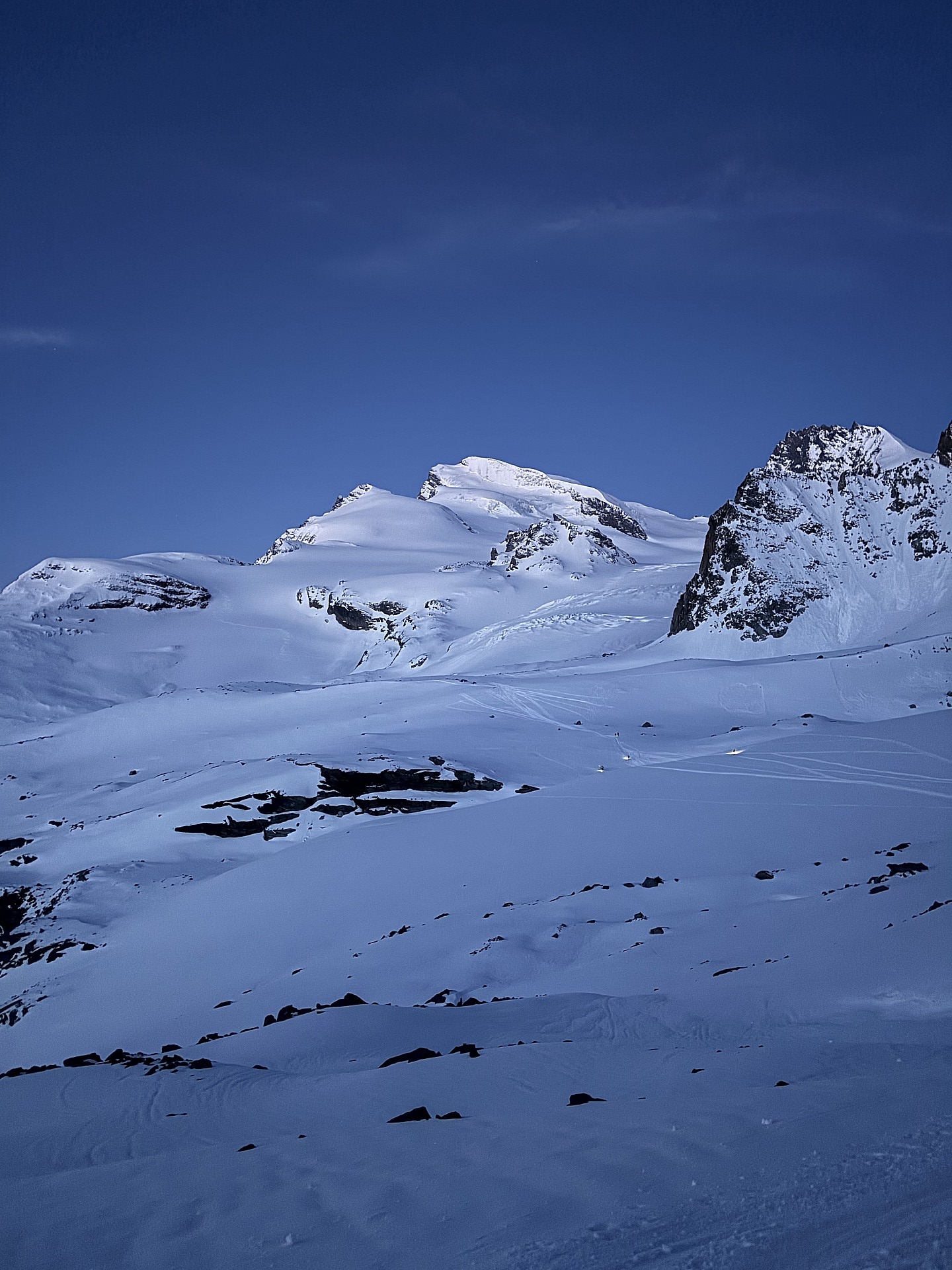 Rimpfischhorn à droite, Strahlhorn au fond à droite. Pris depuis la Brittaniahütte